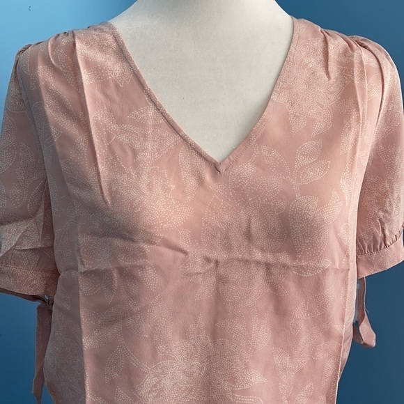 NEW Madewell Light Pink Floral Silk V-neck Top US M - Picture 2 of 7